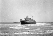 841902 Afbeelding van de aankomst van het motorschip Prinses Beatrix van de S.M.Z. (Stoomvaart-Maatschappij Zeeland) te ...